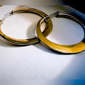 D73 Judith's Classic Forged Hoop earrings gold 14k vintage - 1 inch - new